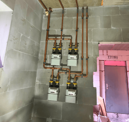 Instalace rozvodů plynového vytápění v novostavbě bytového domu - Instalatér Tomáš Vincík Louny
