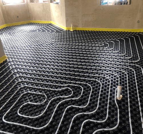 Tomáš Vincík instaluje podlahové topení v novostavbě v Lounech a okolí.