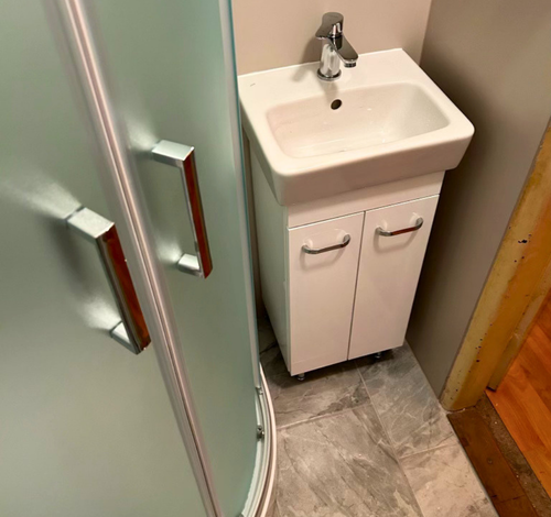 Instalce zařizovacích předmětů v nové koupelně v Lounech