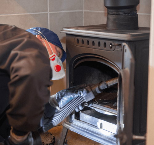 Čištění a kontrolám se věnuje intenzivně zhruba měsíc v roce - jde o sezónní záležitost a radím vám objednat mé služby včas před zahájením topné sezóny