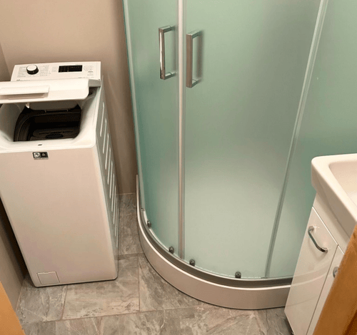 Při rekonstrukci koupelny instalatér připraví kompletní rozvody vody a odpadů, po zedníkovi instaluje zařizovací předměty